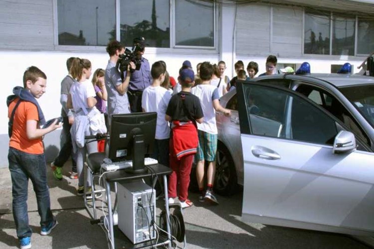 Slika sajam mogućnosti 2015 - policijska vozila.jpg